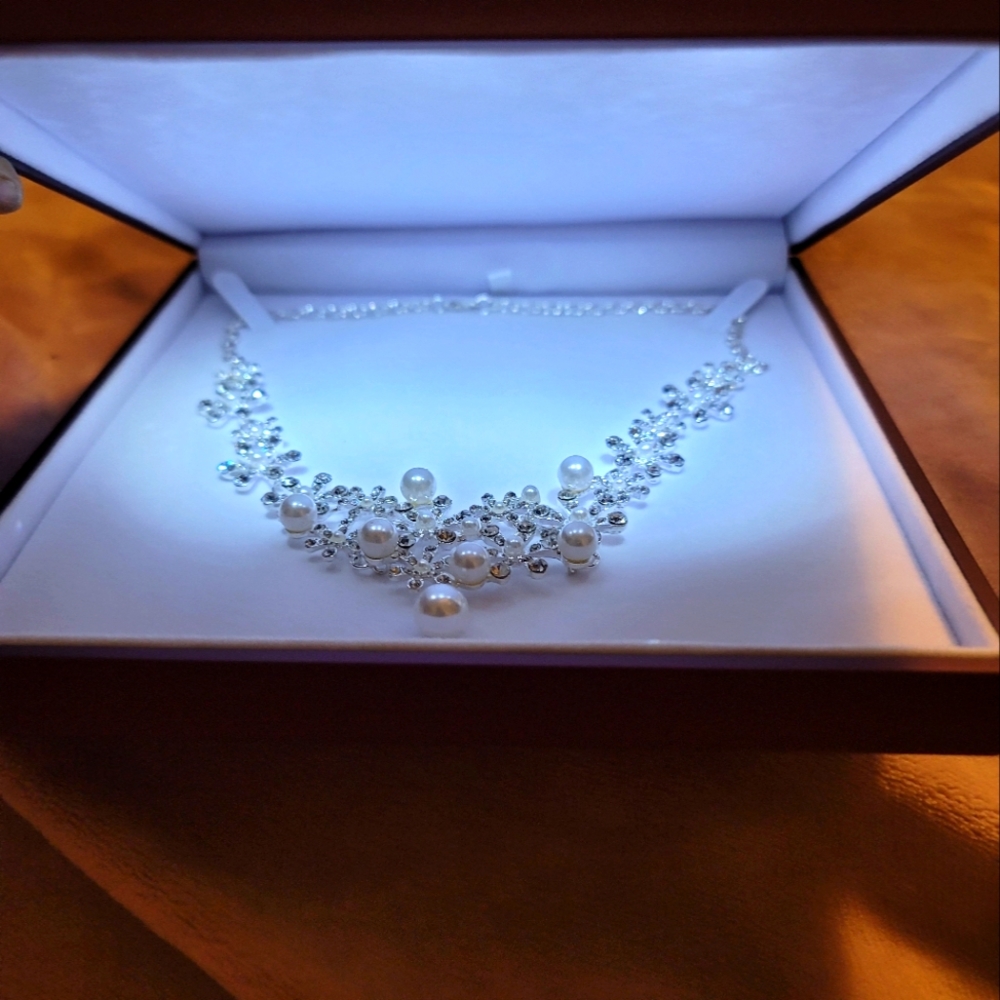 Elegant Jewelry box with light to to add more charm to your gift👍🔥